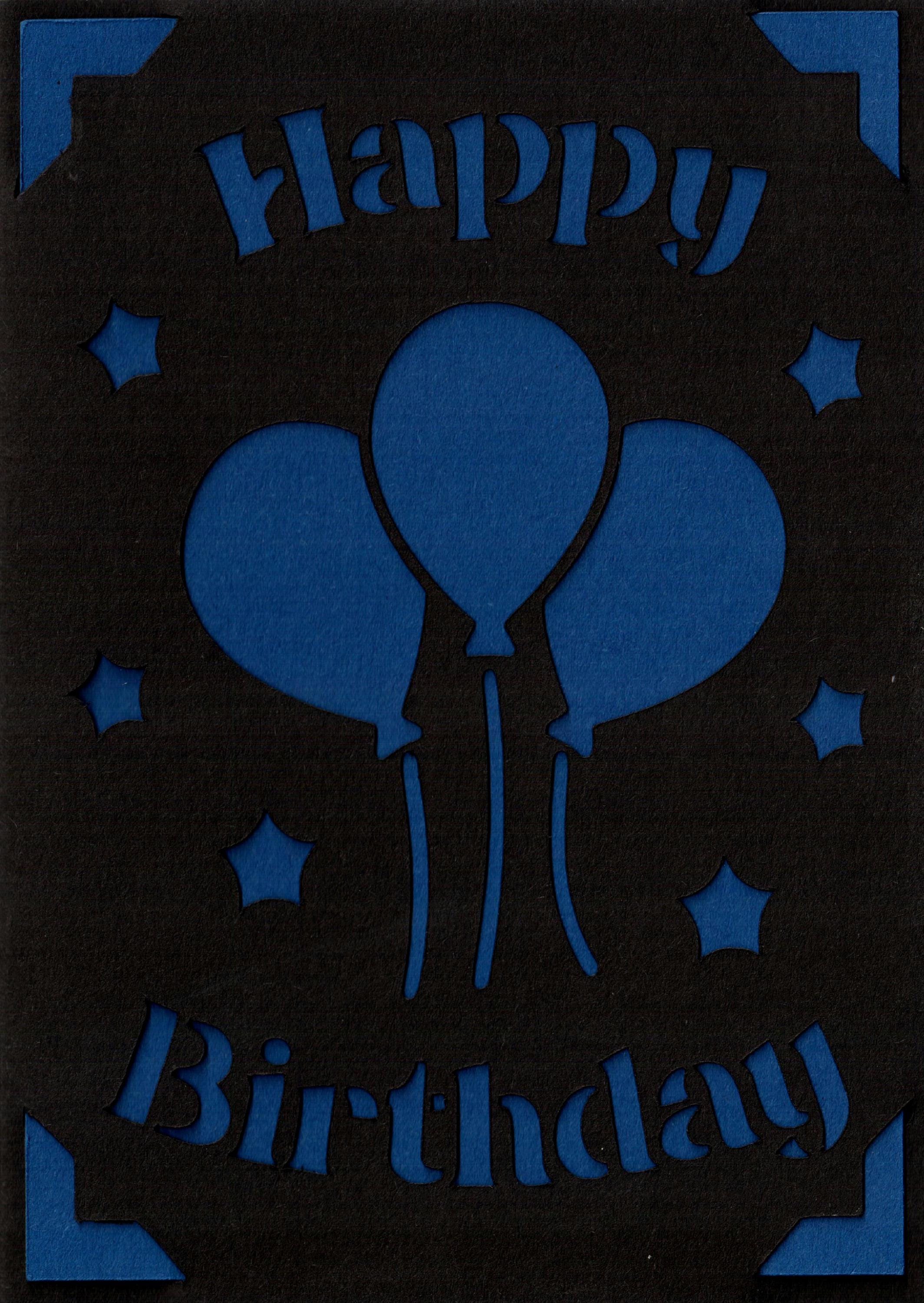 Geschenkkarte mit dem auschnittenen Text "Happy Birthday" und drei Ballons in der Mitte. Drum herum sind ausgestanzte Sterne. Größe DIN6, Kartenfarbe in Schwarz mit blauer Einlegekarte.