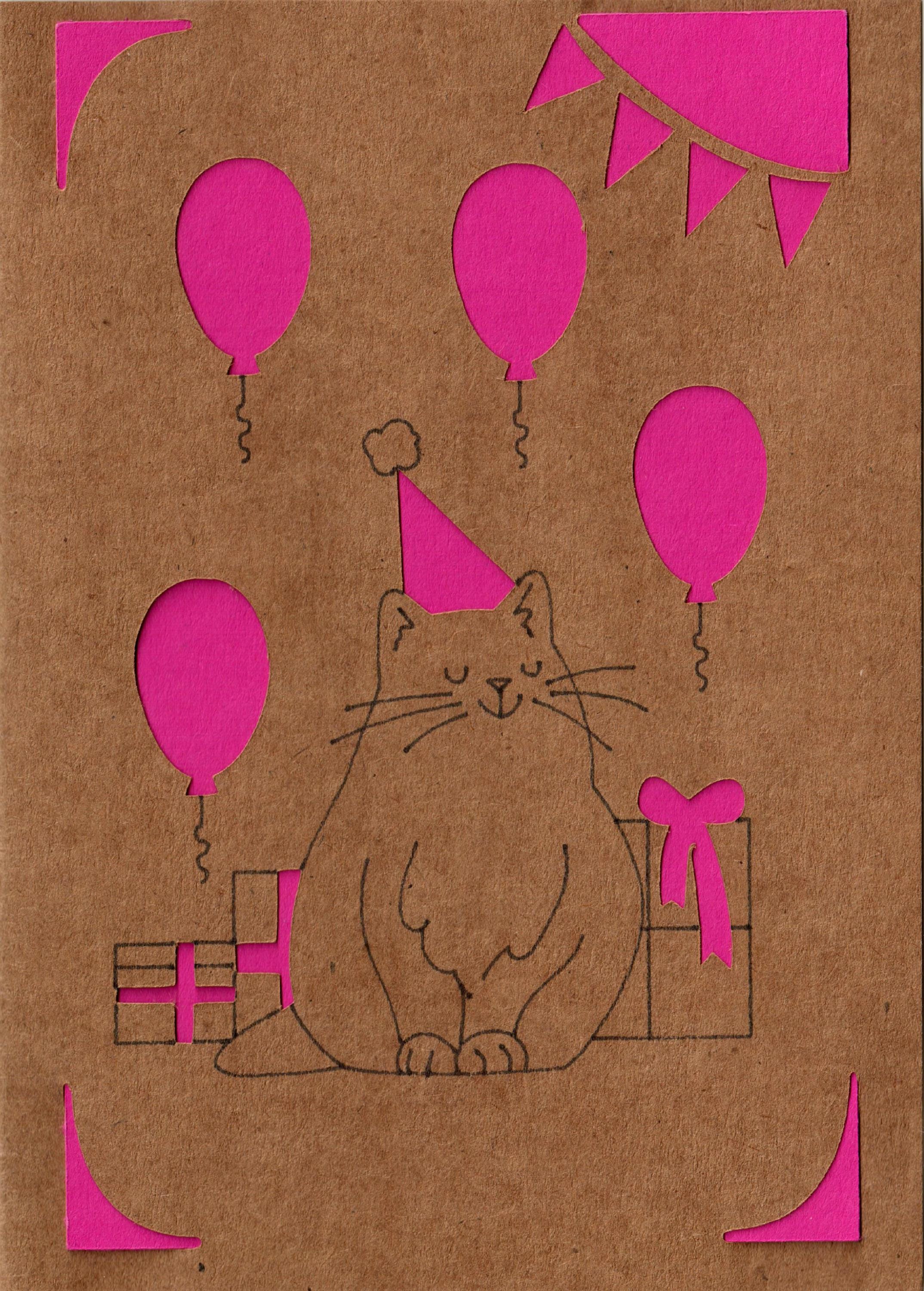 Karte aus Kraftpapier. Eien Katze mit einem Geburtstagshut und Ballons. Um sie herum Geschenke. Teile der Karte sind ausgeschnitten und mit einer farbigen Einlegekarte hinterlegt. Die Einlegekarte ist pink. Passend zum Geburtstag.