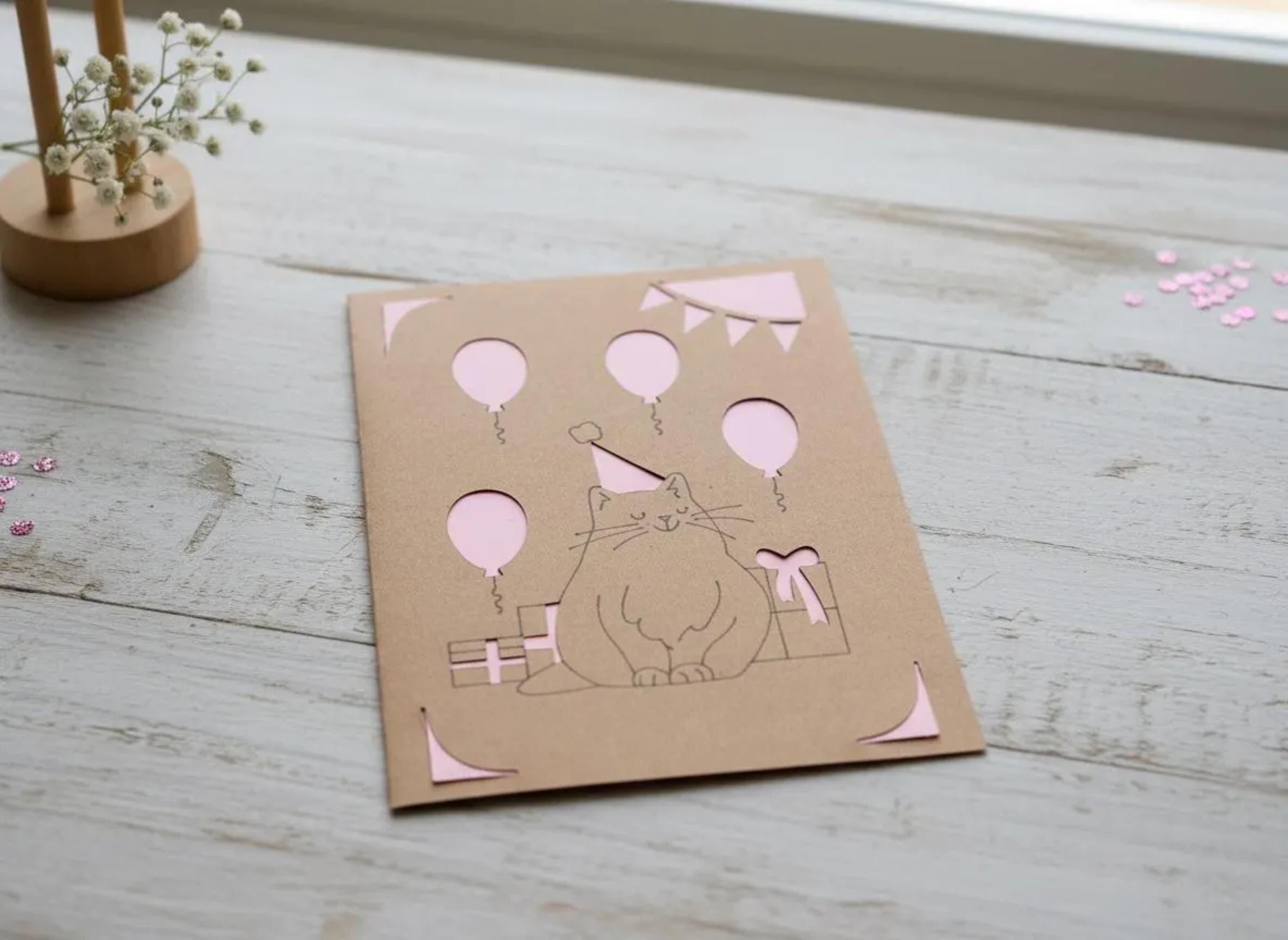 Geburtstagskarte Katze | Handgemachtes Design | Party-Motiv | Kraftpapier | Ausgestanzte Details | Einlegekarte | A6 | Liebevolle Grußkarte