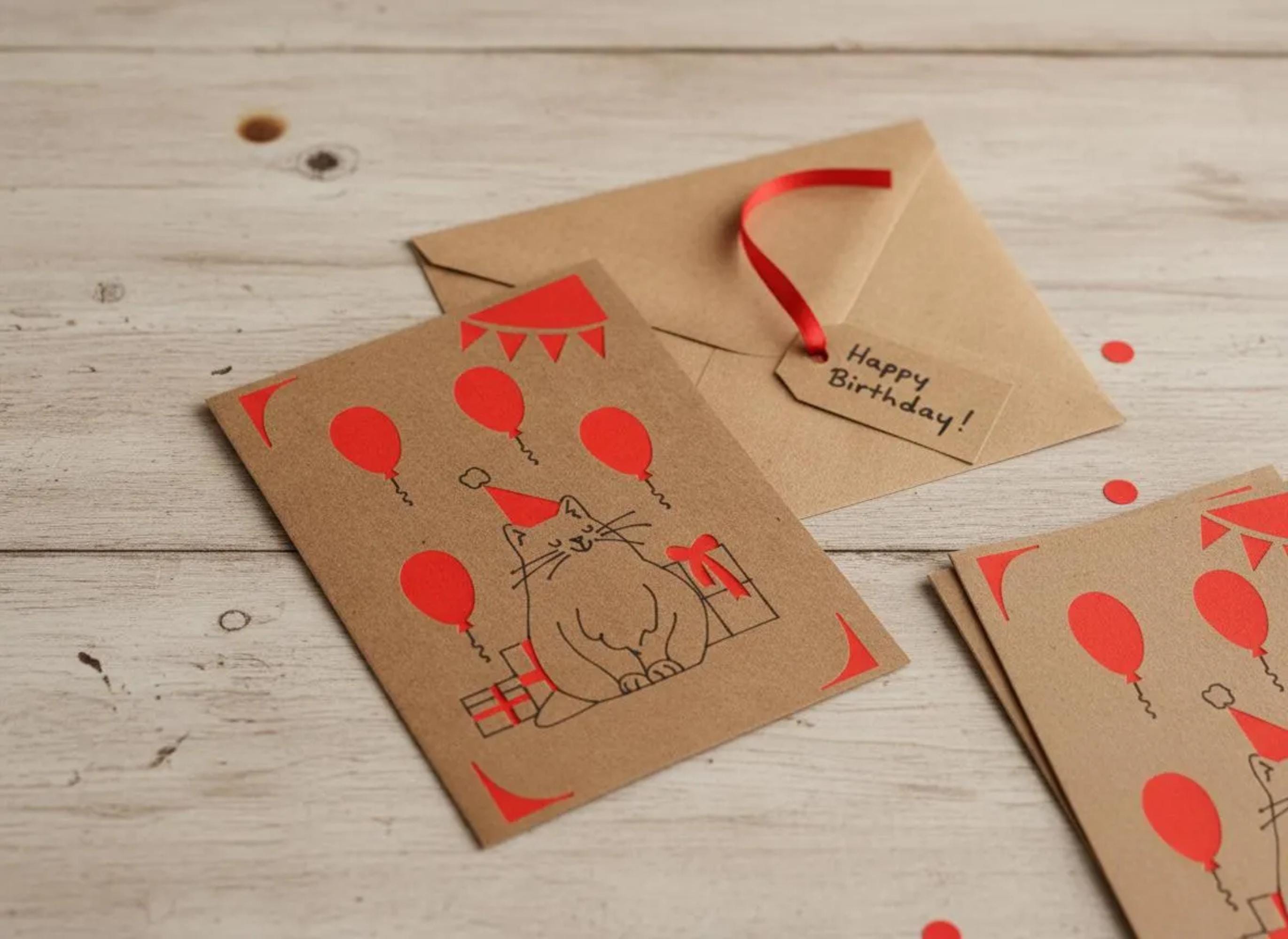 Geburtstagskarte Katze | Handgemachtes Design | Party-Motiv | Kraftpapier | Ausgestanzte Details | Einlegekarte | A6 | Liebevolle Grußkarte