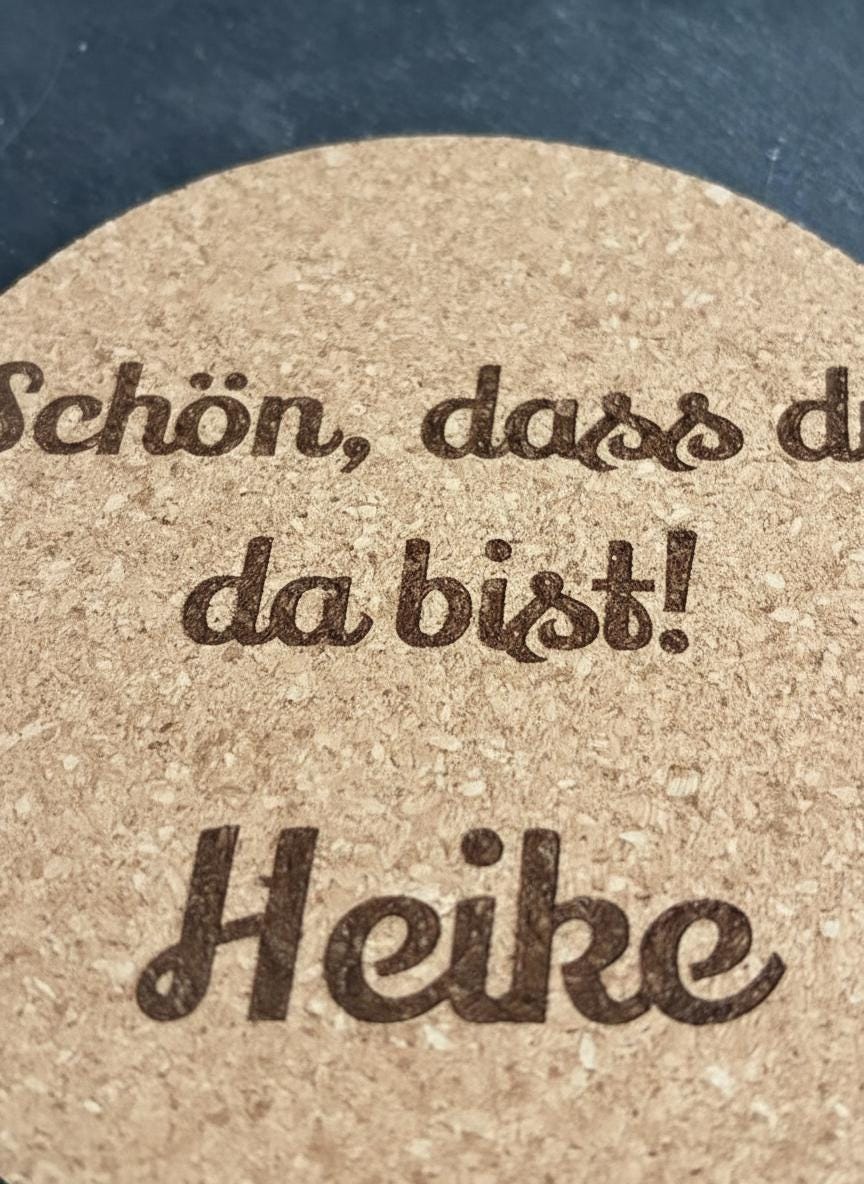 Personalisierter Kork Untersetzer – „Schön, dass du da bist“ mit Wunschname | Gastgeschenk, Tischdeko & Geschenkidee, Mitbringsel, Hochzeit