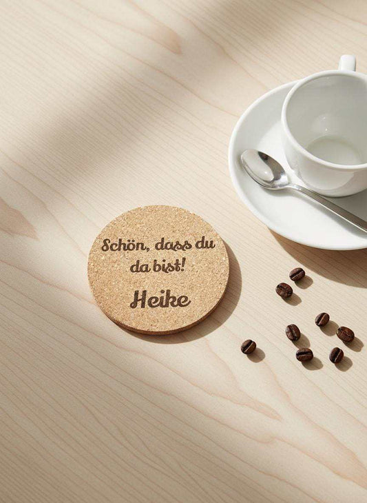 Personalisierter Kork Untersetzer – „Schön, dass du da bist“ mit Wunschname | Gastgeschenk, Tischdeko & Geschenkidee, Mitbringsel, Hochzeit