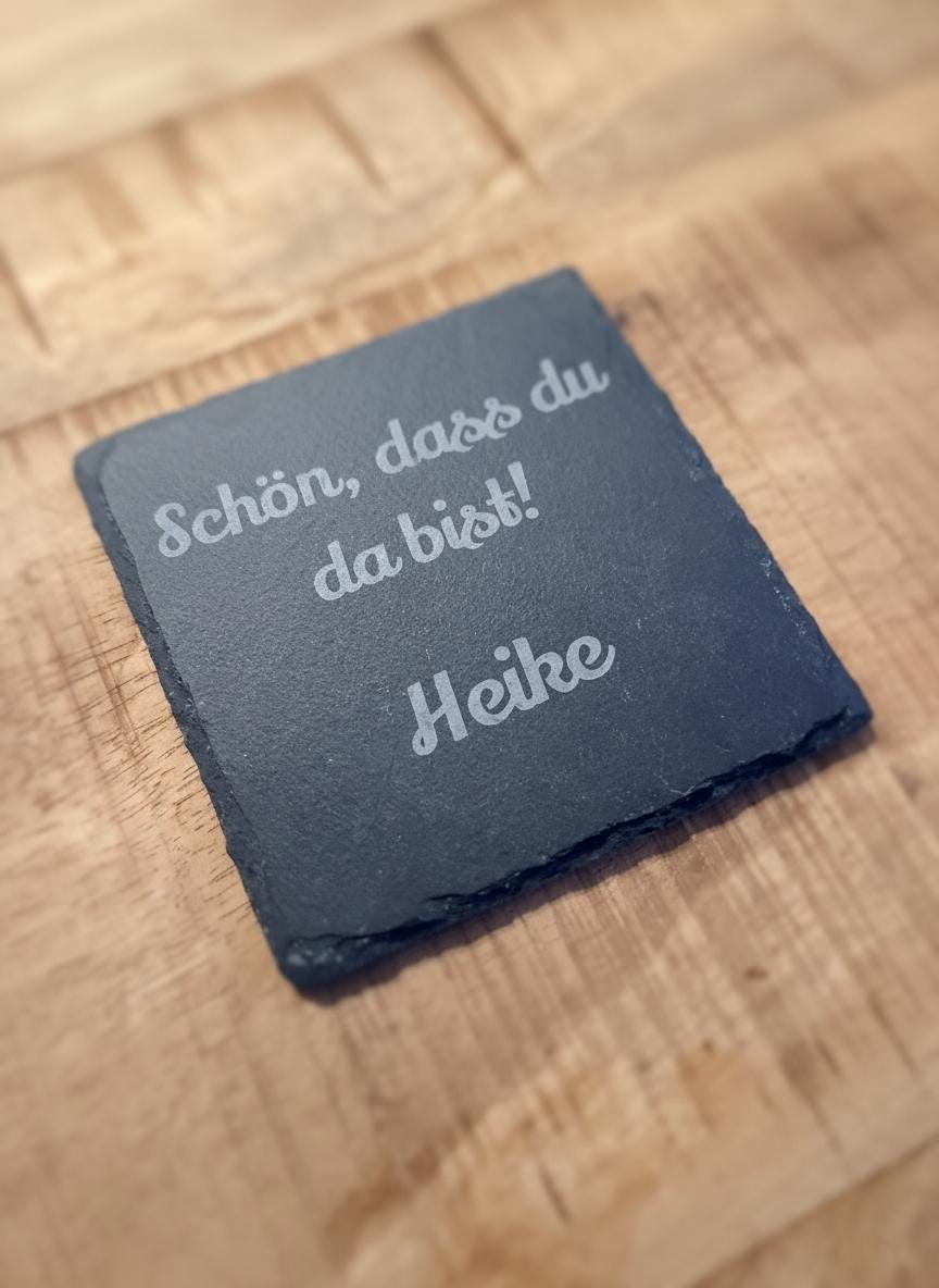 Personalisierbare Schiefer-Untersetzer mit Namen – „Schön, dass du da bist!“ – hochwertig, graviert, Gastgeschenk fü Hochzeit, Geburtstag