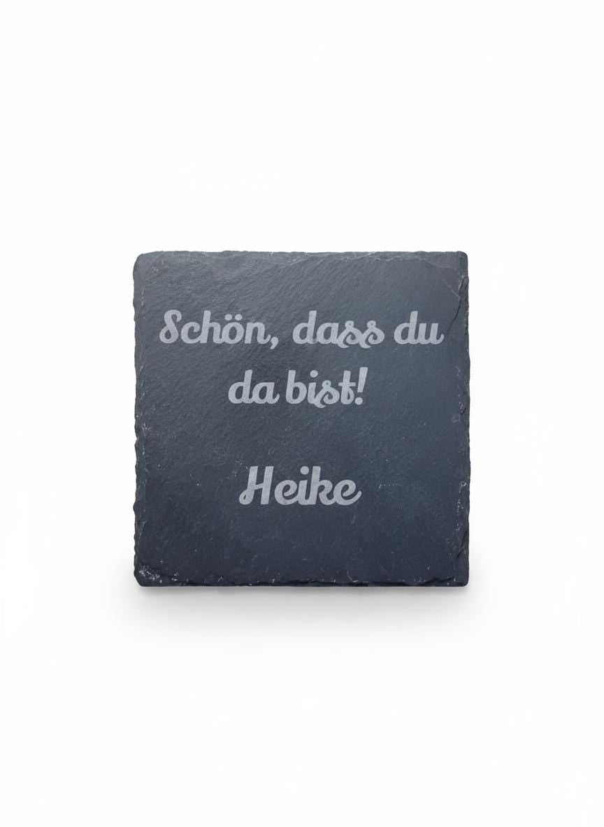 Personalisierbare Schiefer-Untersetzer mit Namen – „Schön, dass du da bist!“ – hochwertig, graviert, Gastgeschenk fü Hochzeit, Geburtstag
