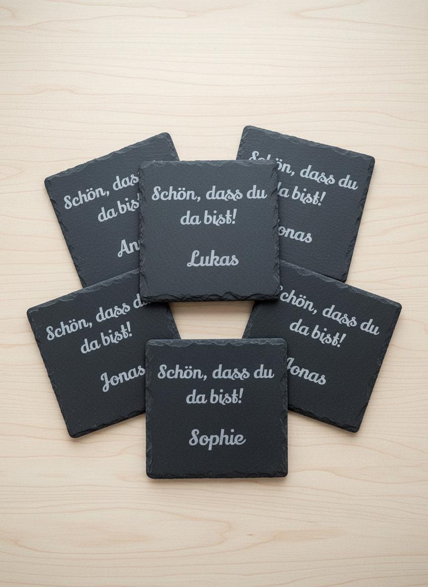 Personalisierbare Schiefer-Untersetzer mit Namen – „Schön, dass du da bist!“ – hochwertig, graviert, Gastgeschenk fü Hochzeit, Geburtstag