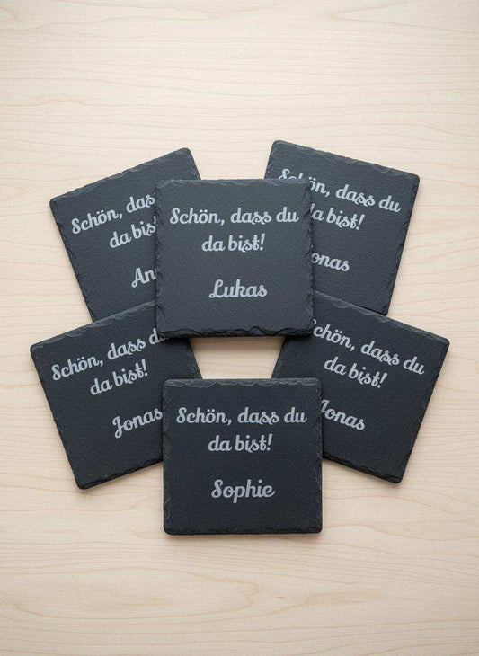 Personalisierbare Schiefer-Untersetzer mit Namen – „Schön, dass du da bist!“ – hochwertig, graviert, Gastgeschenk fü Hochzeit, Geburtstag