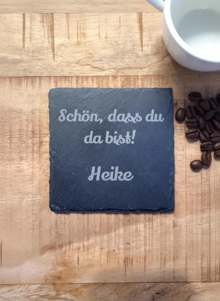 Personalisierbare Schiefer-Untersetzer mit Namen – „Schön, dass du da bist!“ – hochwertig, graviert, Gastgeschenk fü Hochzeit, Geburtstag