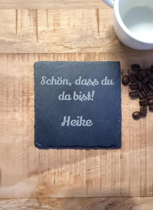 Personalisierbare Schiefer-Untersetzer mit Namen – „Schön, dass du da bist!“ – hochwertig, graviert, Gastgeschenk fü Hochzeit, Geburtstag