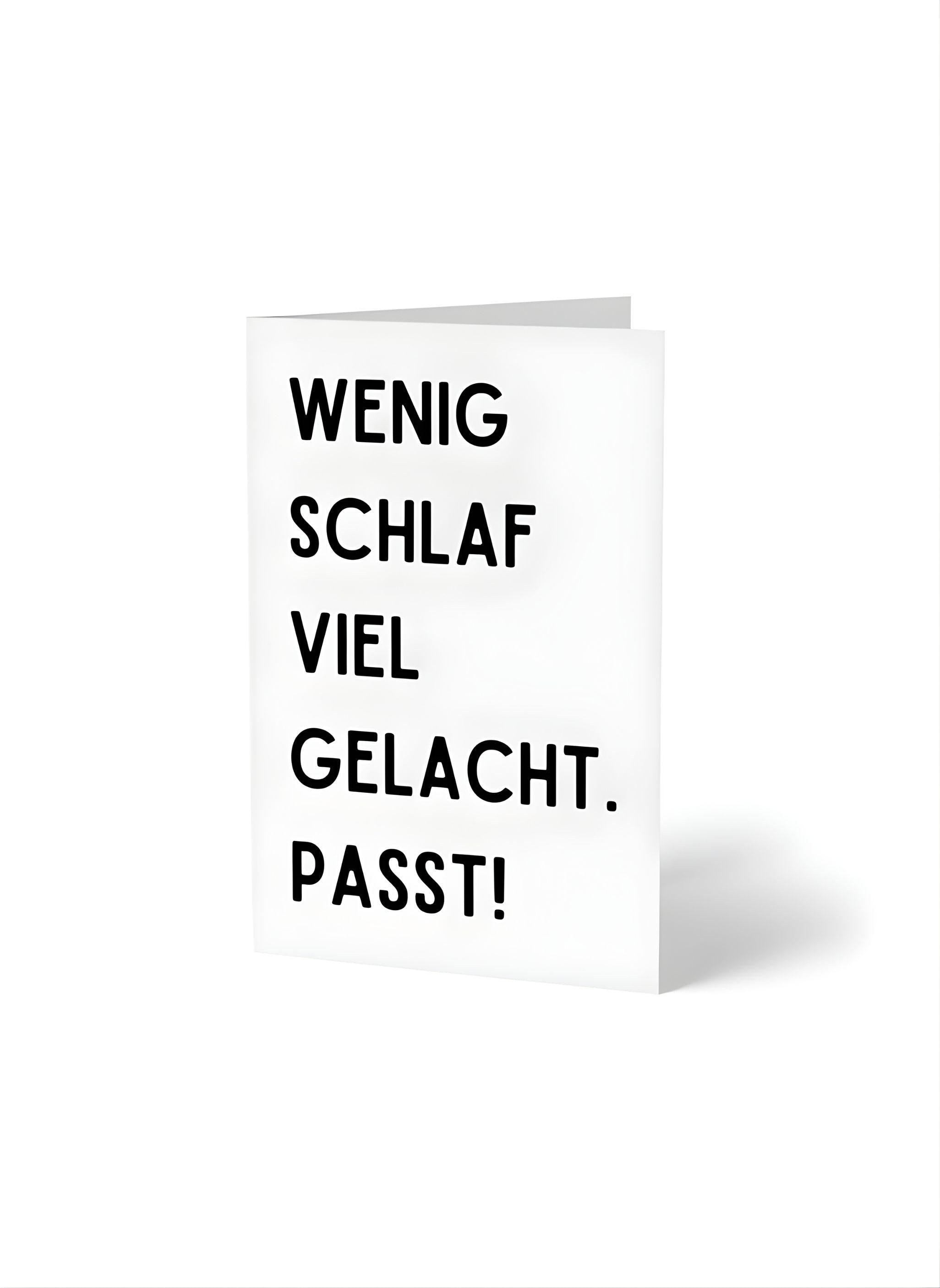 Karte Wenig Schlaf viel gelacht passt – minimalistisch – witzige Spruchkarte für Freunde, Party, Geburtstag, Feier – moderne Typo Grußkarte