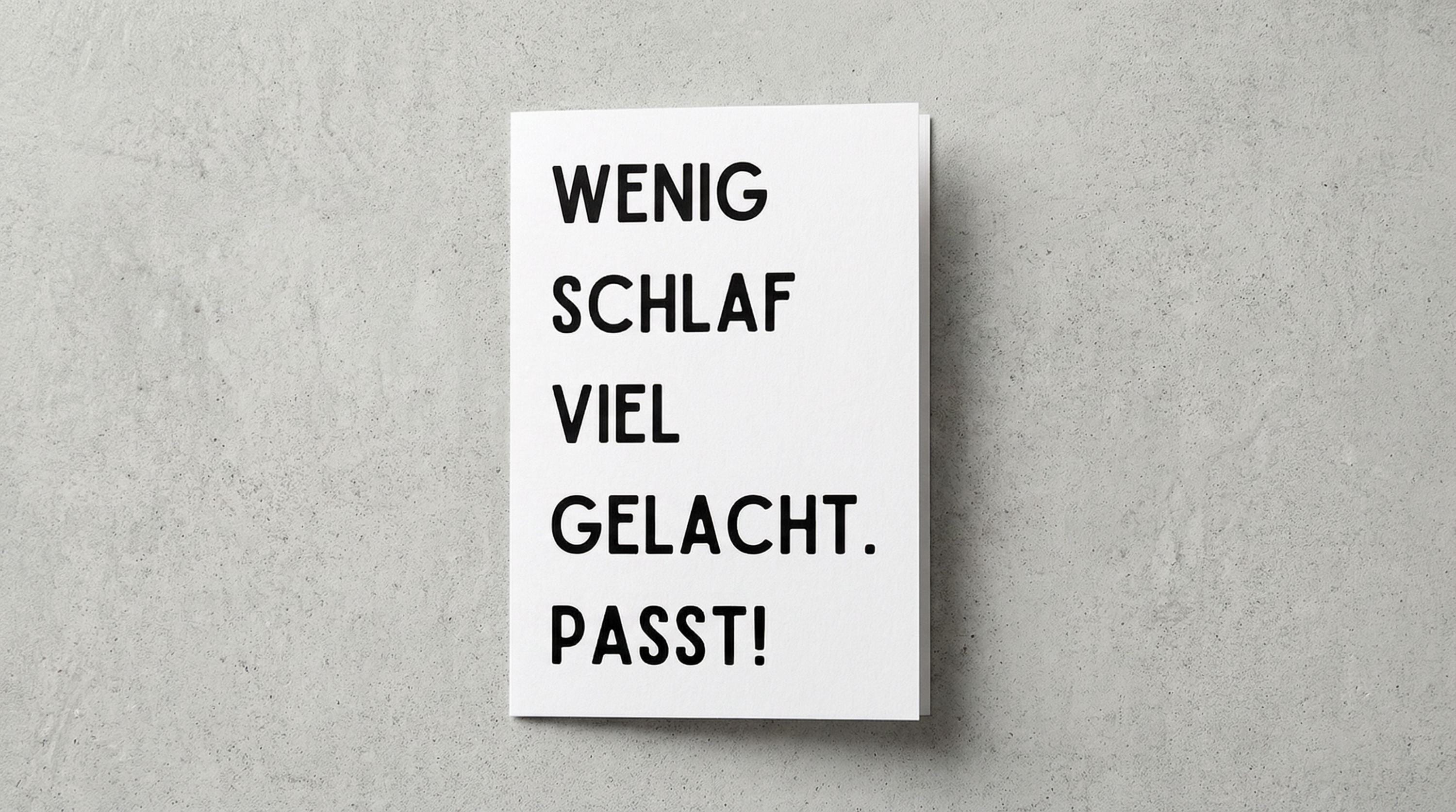 Karte Wenig Schlaf viel gelacht passt – minimalistisch – witzige Spruchkarte für Freunde, Party, Geburtstag, Feier – moderne Typo Grußkarte