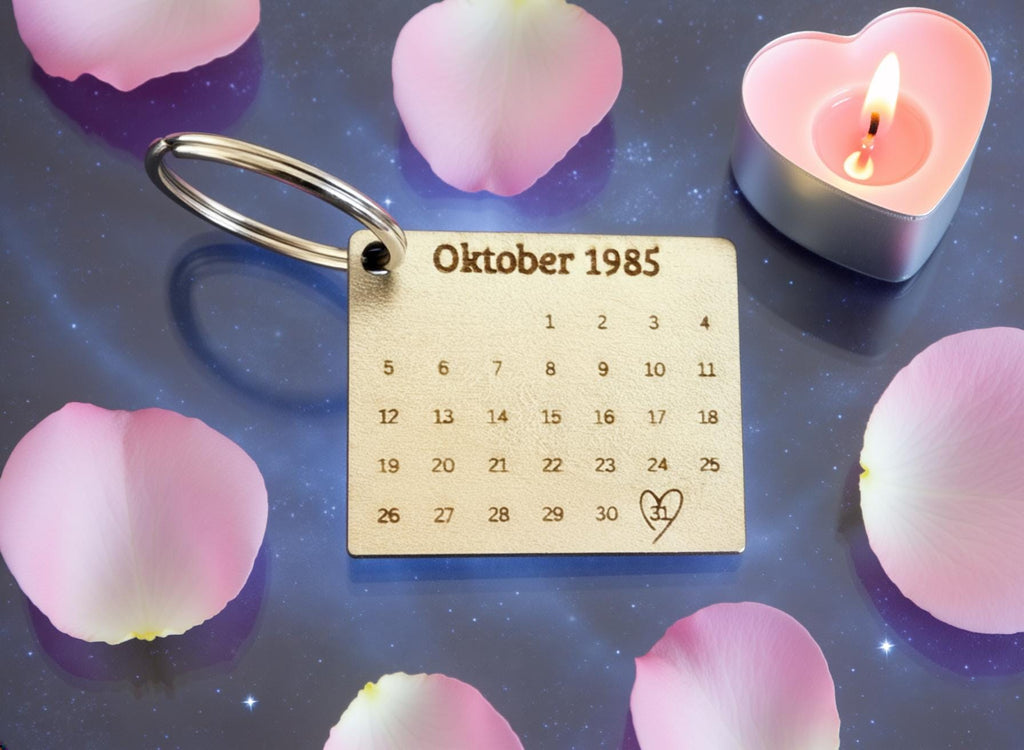 Personalisierter Kalender Schlüsselanhänger Holz | Gravur Wunschdatum & Name | Geschenk zur Hochzeit, Geburt, Jahrestag, Valentinstag