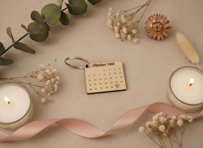 Personalisierter Kalender Schlüsselanhänger Holz | Gravur Wunschdatum & Name | Geschenk zur Hochzeit, Geburt, Jahrestag, Valentinstag