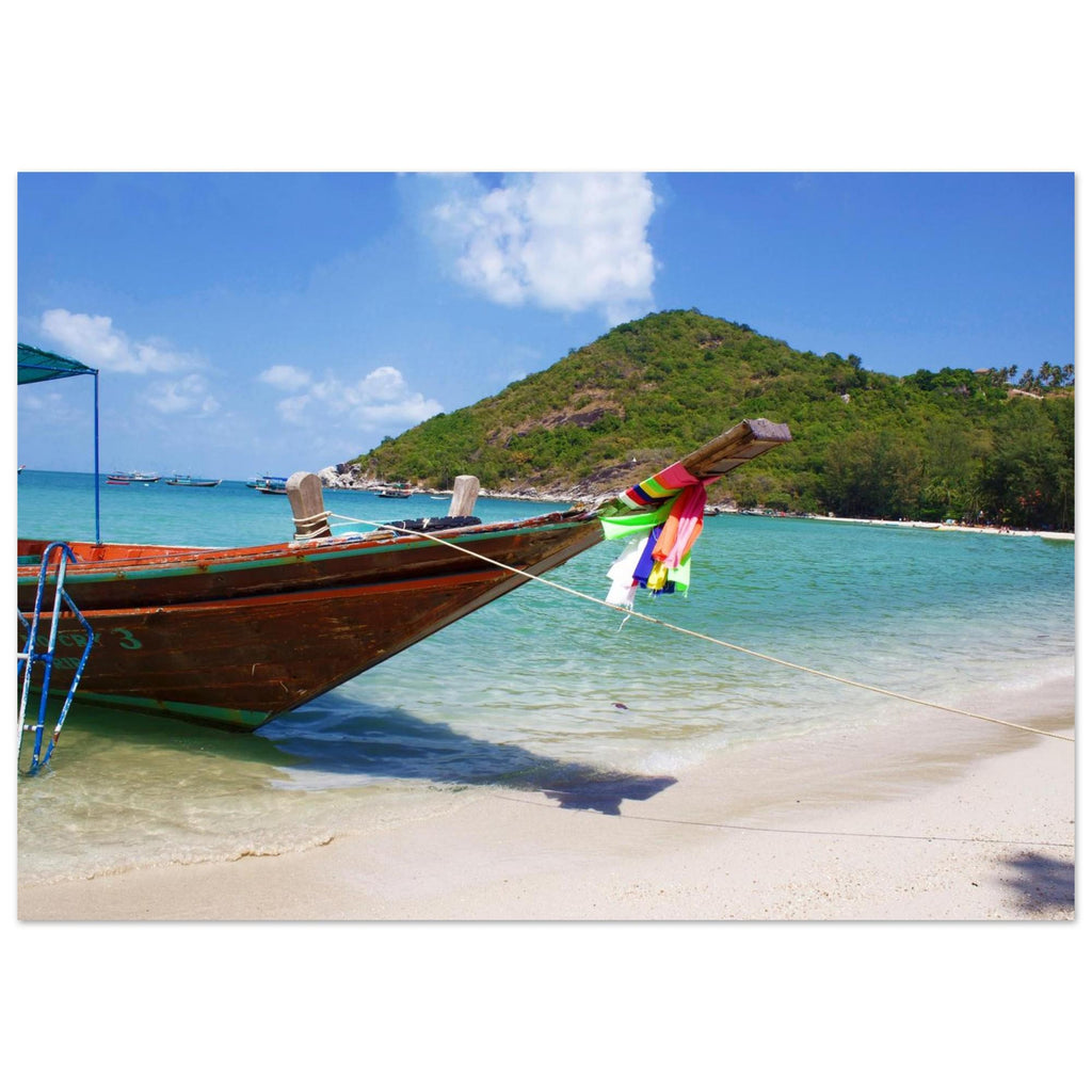 Thailand Bild: Longboat am Strand von Koh Pangan - Lebendige Farben & Hochwertiger Druck