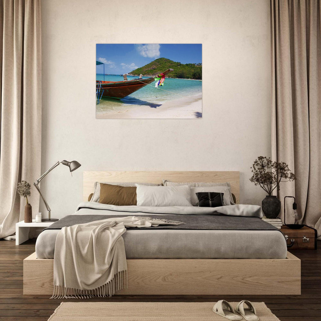 Thailand Bild: Longboat am Strand von Koh Pangan - Lebendige Farben & Hochwertiger Druck