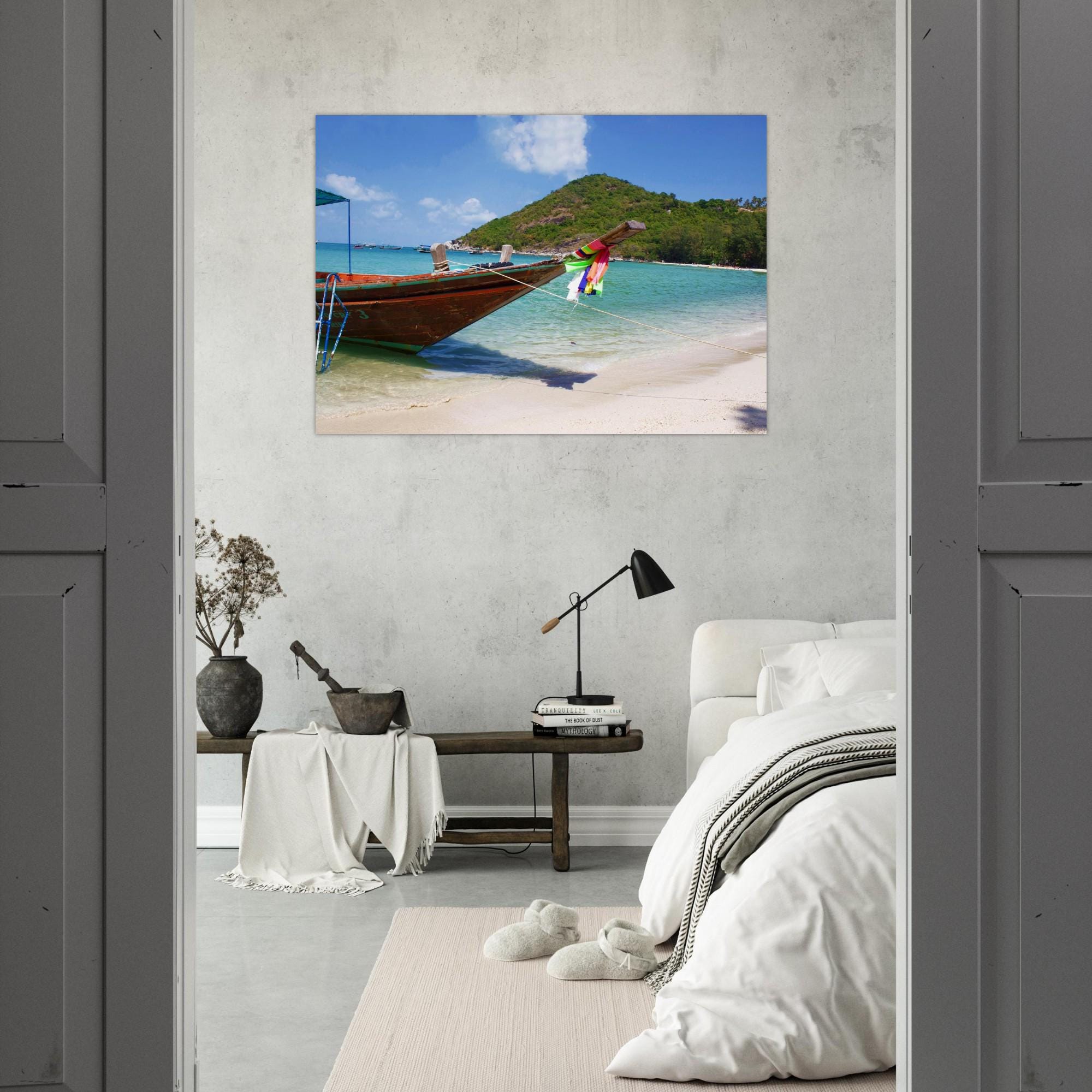 Thailand Bild: Longboat am Strand von Koh Pangan - Lebendige Farben & Hochwertiger Druck