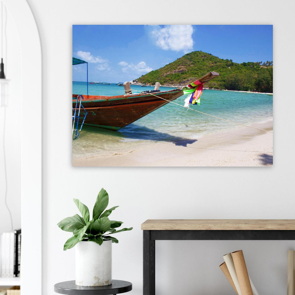 Thailand Bild: Longboat am Strand von Koh Pangan - Lebendige Farben & Hochwertiger Druck