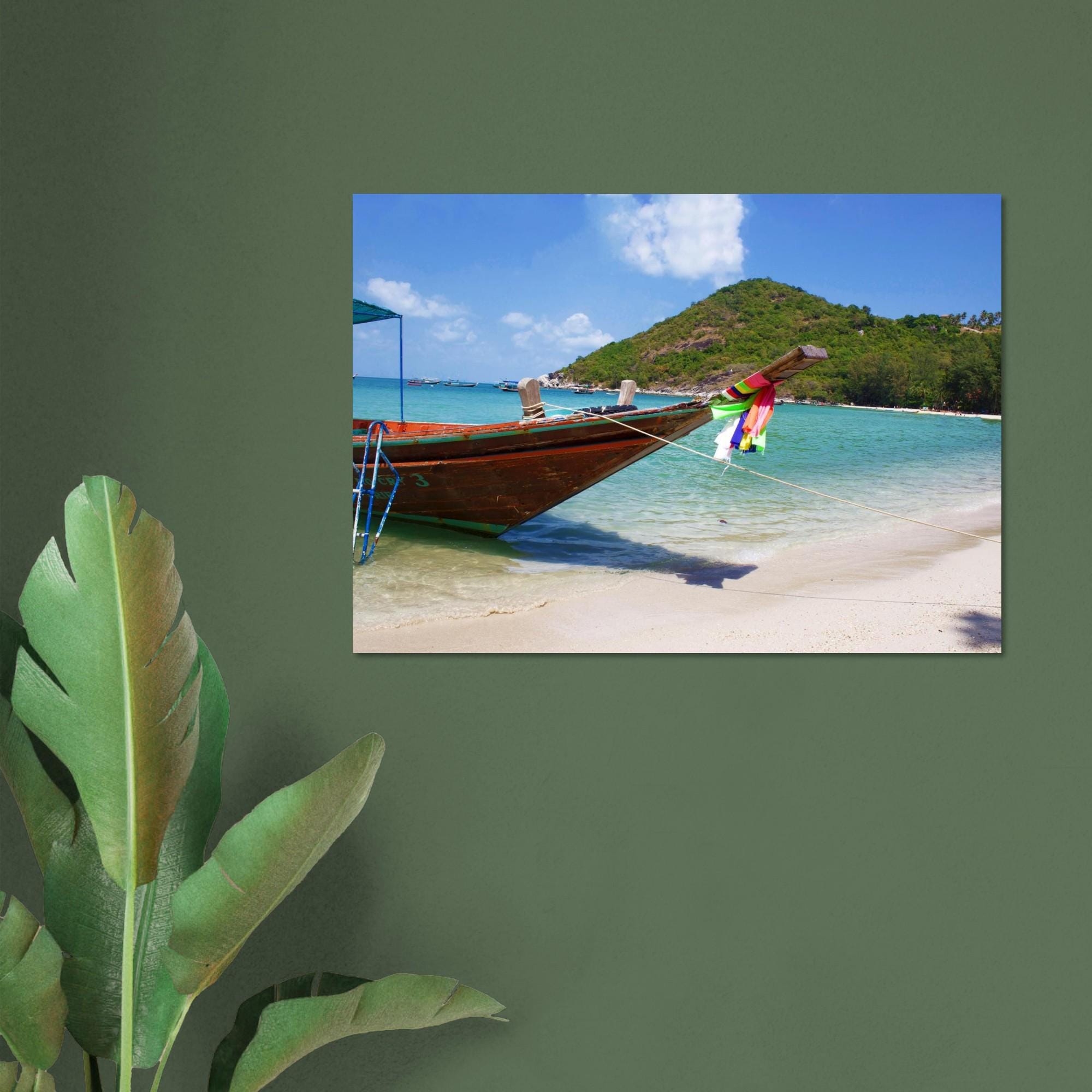 Thailand Bild: Longboat am Strand von Koh Pangan - Lebendige Farben & Hochwertiger Druck