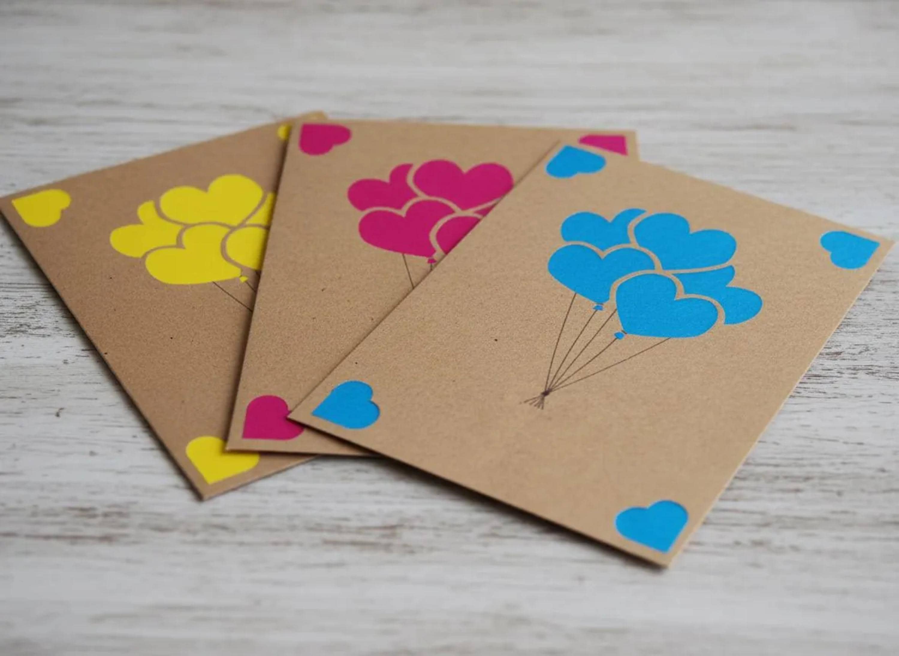 Geschenkkarte mit Herzen | Handgemachtes Design | 9 Herzballons | Kraftpapier | Ausgestanzt | Einlegekarte | A6 | Liebevolle Grußkarte