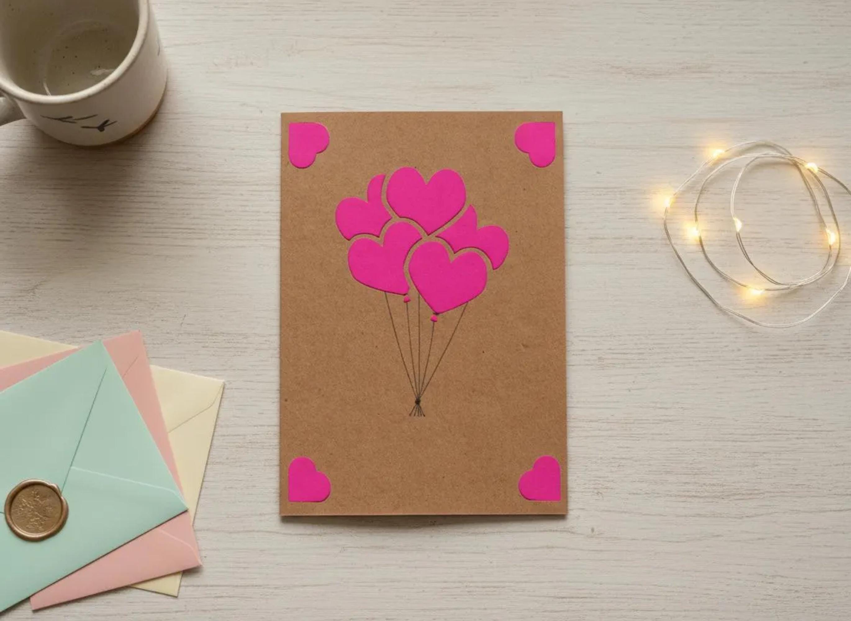 Geschenkkarte mit Herzen | Handgemachtes Design | 9 Herzballons | Kraftpapier | Ausgestanzt | Einlegekarte | A6 | Liebevolle Grußkarte