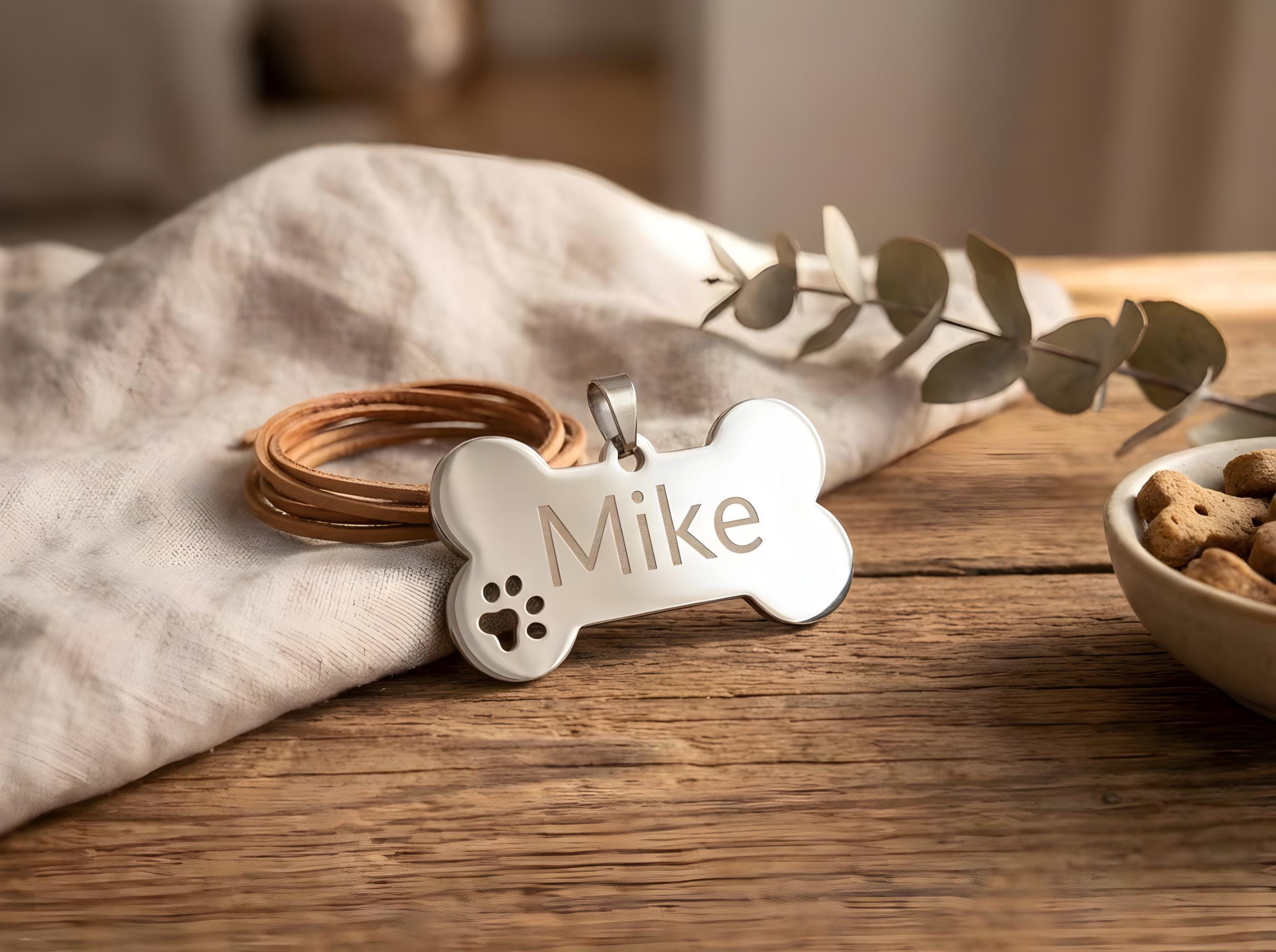 Personalisierte Hundemarke aus Edelstahl in Silber mit Gravur – Knochen Anhänger Pfote - für Hunde, glänzend