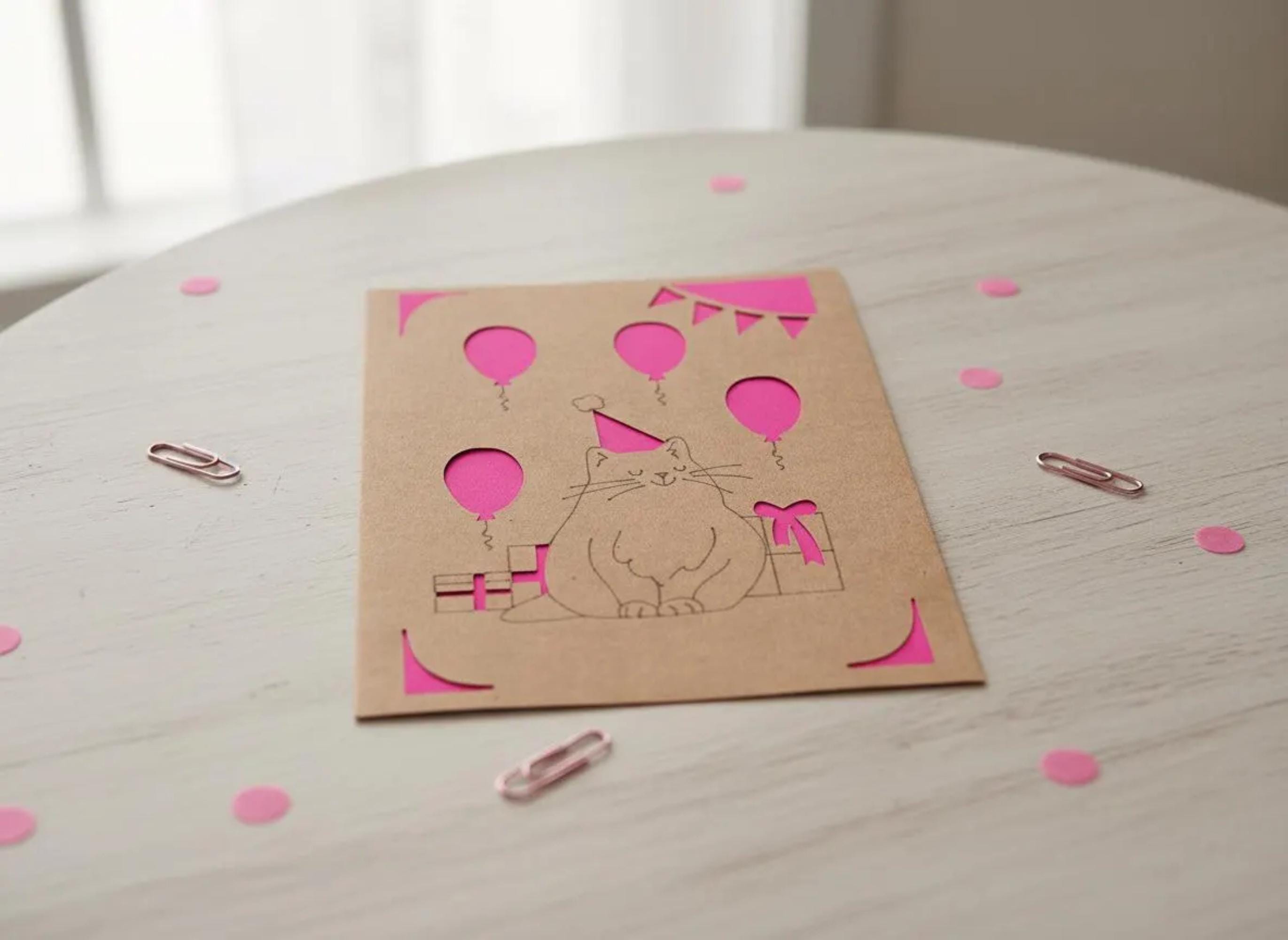 Geburtstagskarte Katze | Handgemachtes Design | Party-Motiv | Kraftpapier | Ausgestanzte Details | Einlegekarte | A6 | Liebevolle Grußkarte