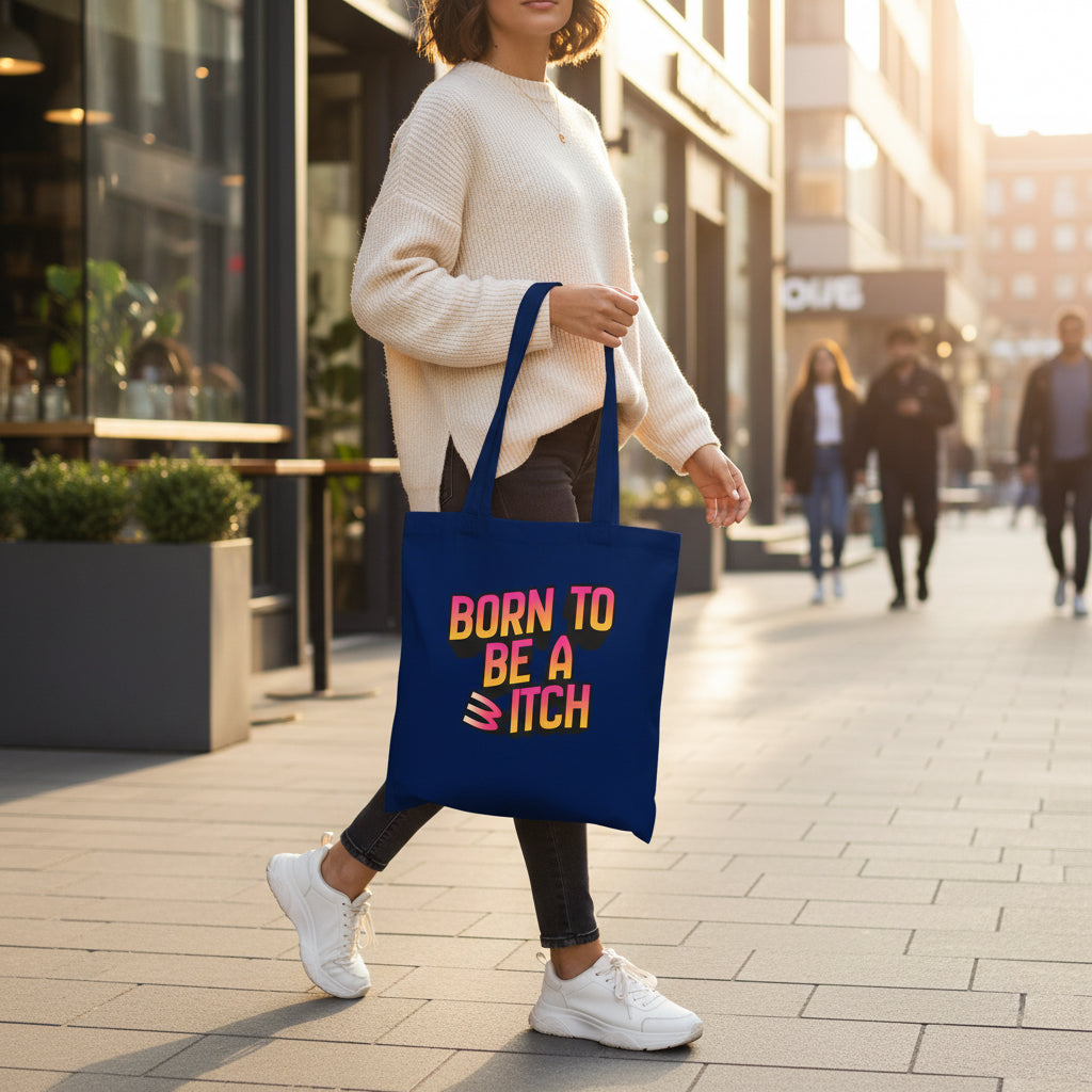 Blaue Tragetasche mit Aufdruck "Born to be a b/witch" von flyliving, mit Trägern, im lässigen Streetstyle gehalten.