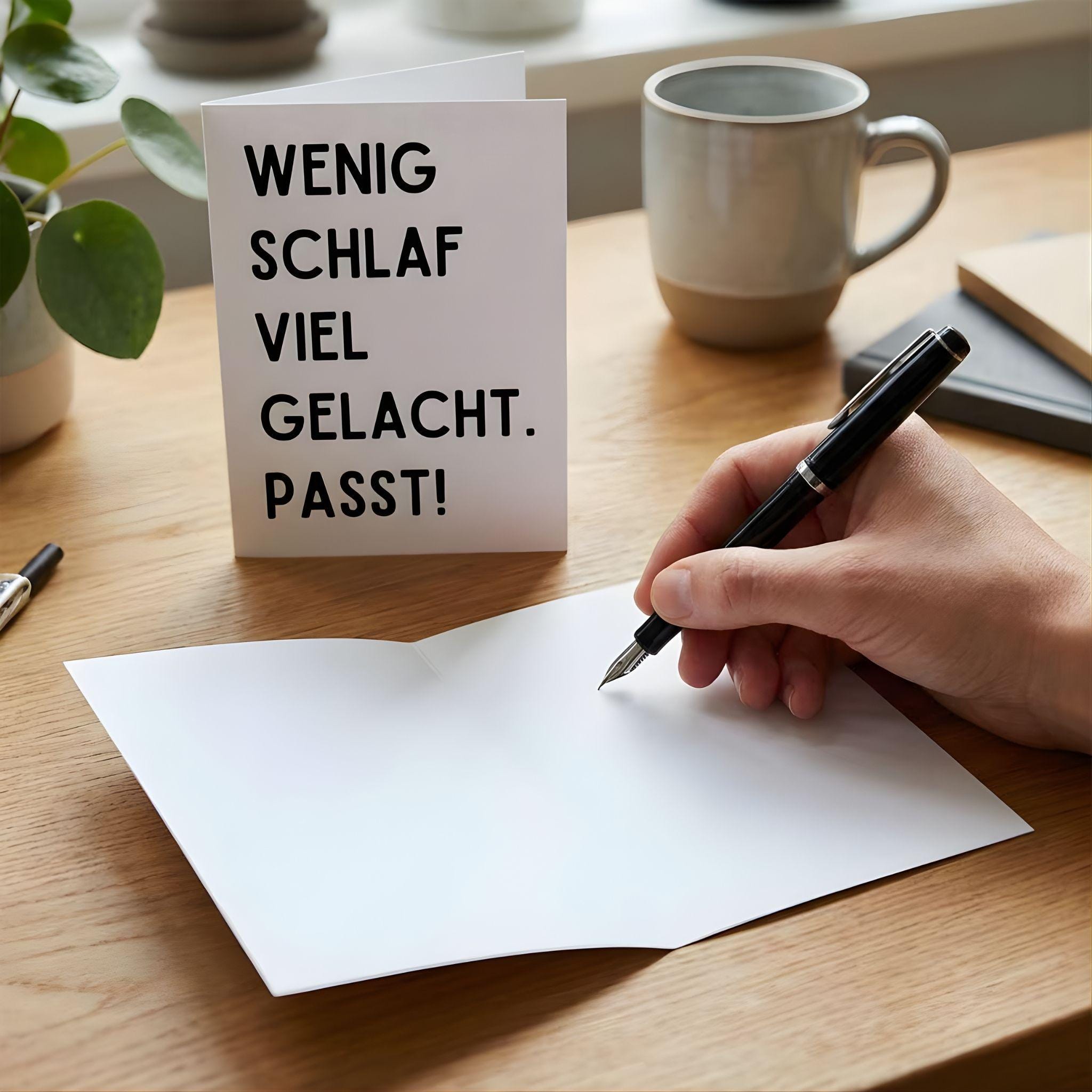 Karte Wenig Schlaf viel gelacht passt – minimalistisch – witzige Spruchkarte für Freunde, Party, Geburtstag, Feier – moderne Typo Grußkarte