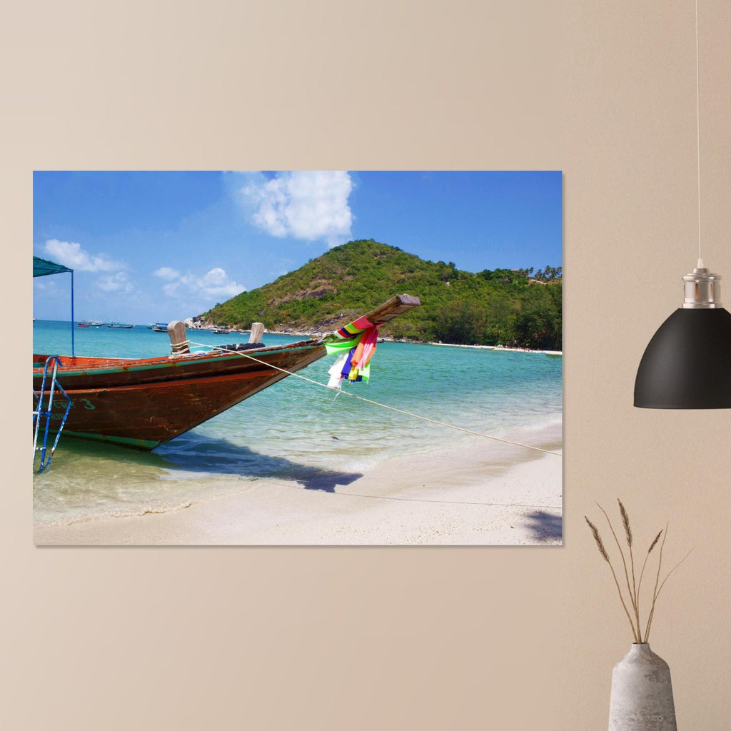 Thailand Bild: Longboat am Strand von Koh Pangan - Lebendige Farben & Hochwertiger Druck