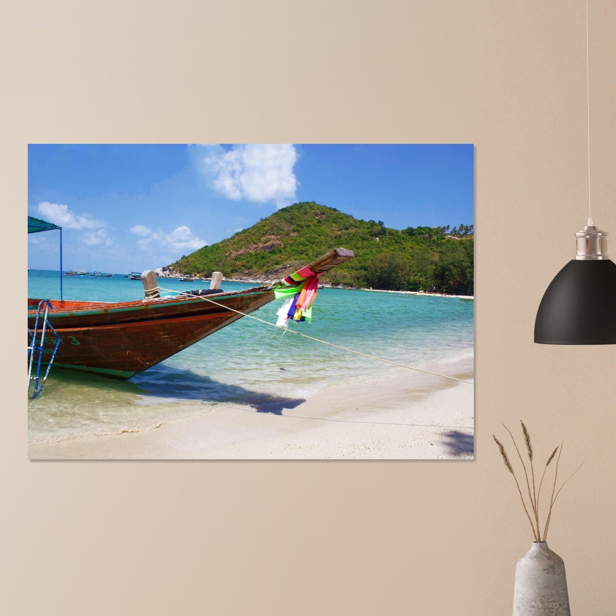 Thailand Bild: Longboat am Strand von Koh Pangan - Lebendige Farben & Hochwertiger Druck