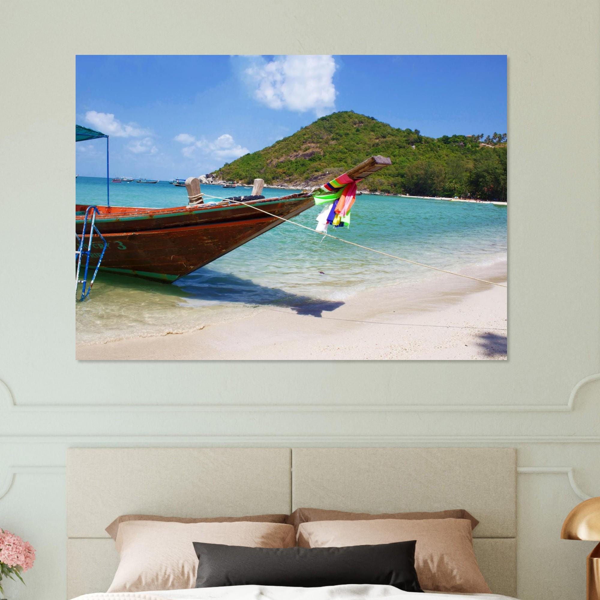 Thailand Bild: Longboat am Strand von Koh Pangan - Lebendige Farben & Hochwertiger Druck