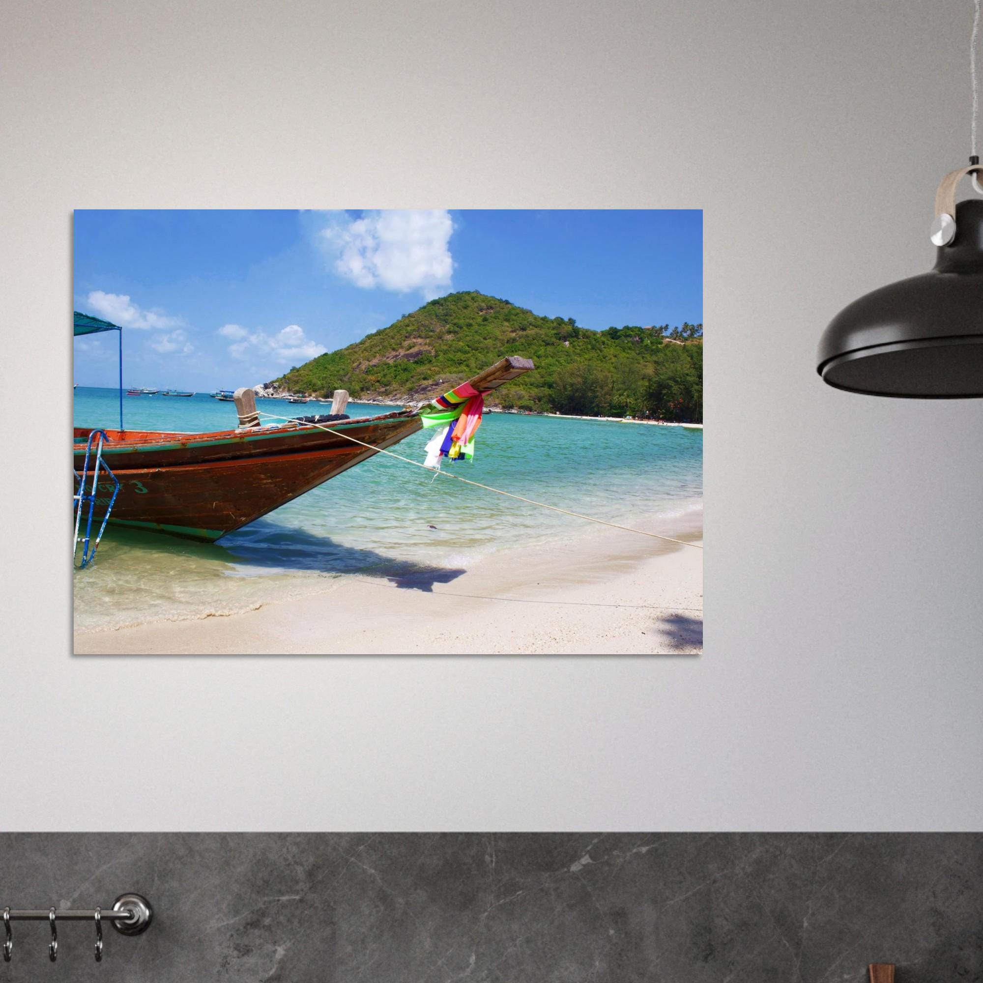 Thailand Bild: Longboat am Strand von Koh Pangan - Lebendige Farben & Hochwertiger Druck