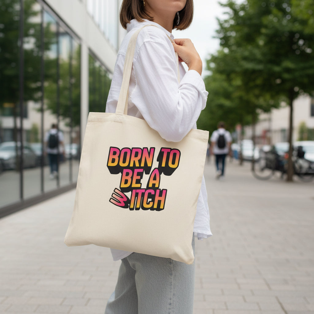 Beige Tragetasche "Born to be a b/witch" von flyliving, lässig über der Schulter getragen.