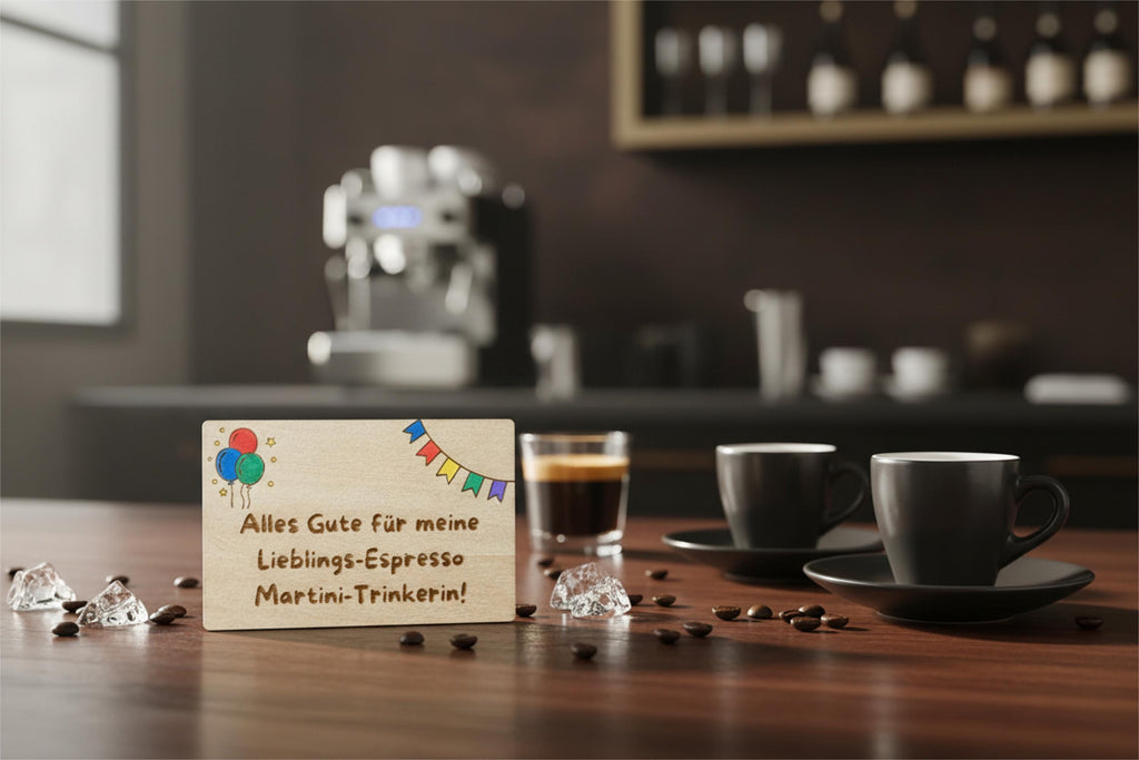 Holz Geschenkkarte Espresso Martini – handbemalt, personalisierbar, Visitenkartengröße, Geschenk für Freundin oder Freund