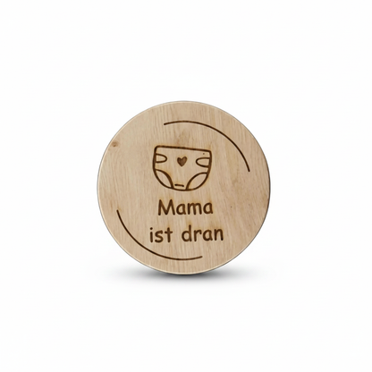 Hellfarbener holztoken entscheidungsmünze eltern mit lasergravur windelillustration herz und text mama ist dran