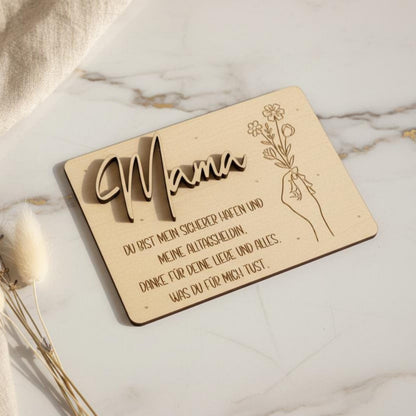Holz-Geschenkkarte „Mama“, handgefertigt und personalisierbar