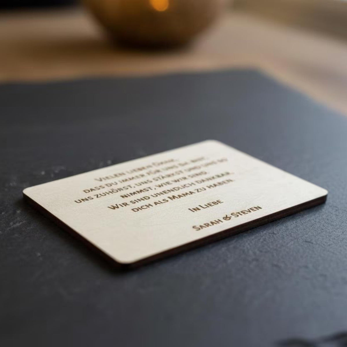 Holz-Geschenkkarte „Mama“, handgefertigt und personalisierbar