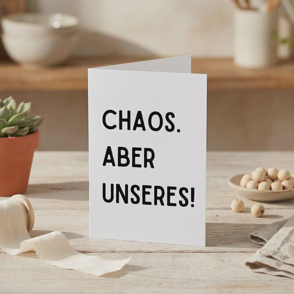 Geschenkkarte Chaos. Aber Unseres! – Faltkarte für Familien, Paare, witziger Spruch, Grußkarte, Geburtstag, Freundschaft