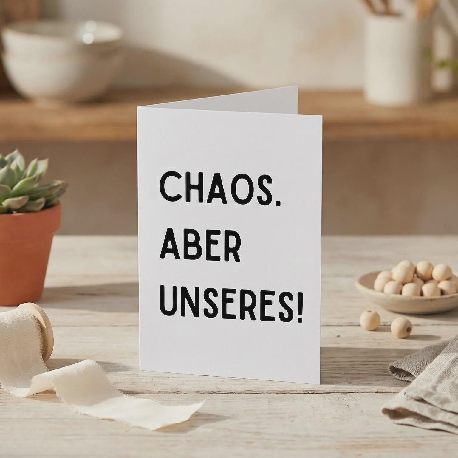 Geschenkkarte Chaos. Aber Unseres! – Faltkarte für Familien, Paare, witziger Spruch, Grußkarte, Geburtstag, Freundschaft