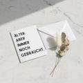 Grußkarte „Älter. Aber immer noch gebraucht.“ | DIN A6 | Humorvoll & minimalistisch