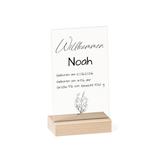 Personalisierte klare acryl tafel geburt mit schwarzer kalligraphie und drucktext auf hellem holzsockel