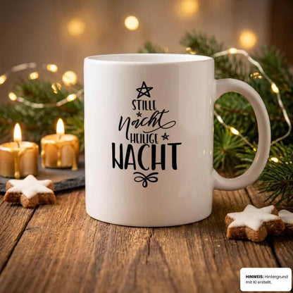 Tasse Kalligrafie-Serie Stille Nacht auf Holztisch mit Kerzen – flyliving