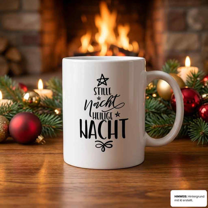 Tasse Kalligrafie-Serie vor dem Kaminfeuer – flyliving