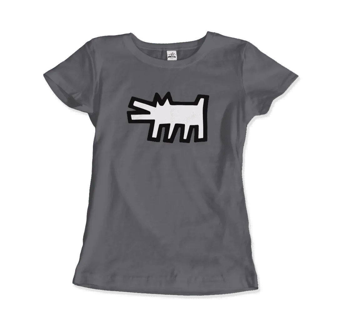 Das T-Shirt The Barking Dog Icon, 1990" aus dem Art-O-Rama Shop hat ein graues, tailliertes Design mit einer auffälligen weißen Hundegrafik im Cartoon-Stil und dicken schwarzen Konturen auf der Brust, die einen Hauch von Street Art vermitteln.