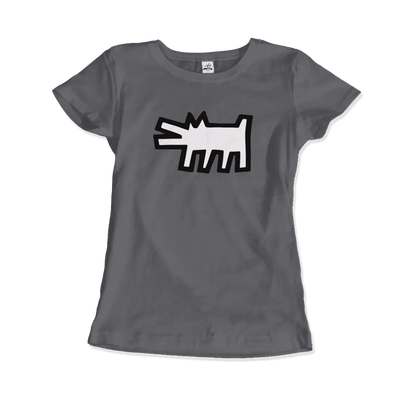 Das T-Shirt The Barking Dog Icon, 1990" aus dem Art-O-Rama Shop hat ein graues, tailliertes Design mit einer auffälligen weißen Hundegrafik im Cartoon-Stil und dicken schwarzen Konturen auf der Brust, die einen Hauch von Street Art vermitteln.