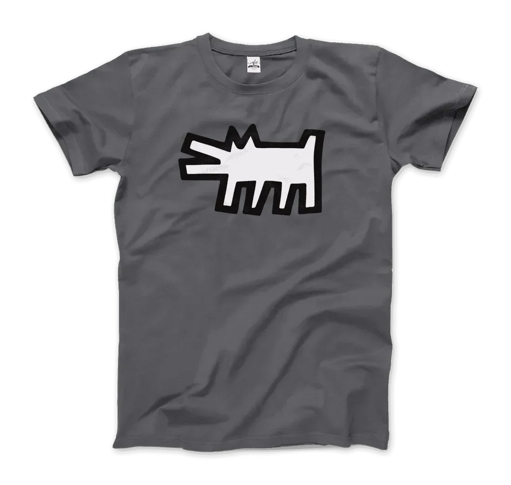 Das Art-O-Rama Shop "T-Shirt The Barking Dog Icon, 1990" zeigt ein graues Design mit einem fetten weißen Cartoon-Hund und dicken schwarzen Konturen auf der Brust, inspiriert von Street-Art mit kantigen Formen und spitzen Ohren und Beinen.