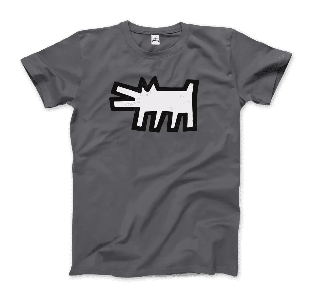 Das Art-O-Rama Shop "T-Shirt The Barking Dog Icon, 1990" zeigt ein graues Design mit einem fetten weißen Cartoon-Hund und dicken schwarzen Konturen auf der Brust, inspiriert von Street-Art mit kantigen Formen und spitzen Ohren und Beinen.