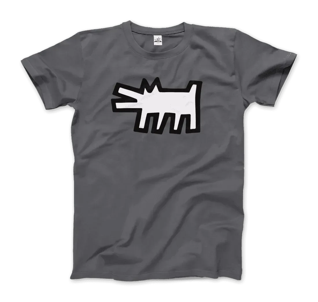 Das Art-O-Rama Shop "T-Shirt The Barking Dog Icon, 1990" zeigt ein graues Design mit einem fetten weißen Cartoon-Hund und dicken schwarzen Konturen auf der Brust, inspiriert von Street-Art mit kantigen Formen und spitzen Ohren und Beinen.