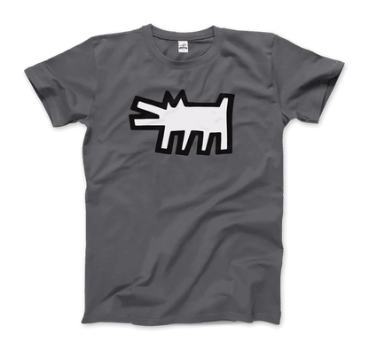 Das Art-O-Rama Shop "T-Shirt The Barking Dog Icon, 1990" zeigt ein graues Design mit einem fetten weißen Cartoon-Hund und dicken schwarzen Konturen auf der Brust, inspiriert von Street-Art mit kantigen Formen und spitzen Ohren und Beinen.