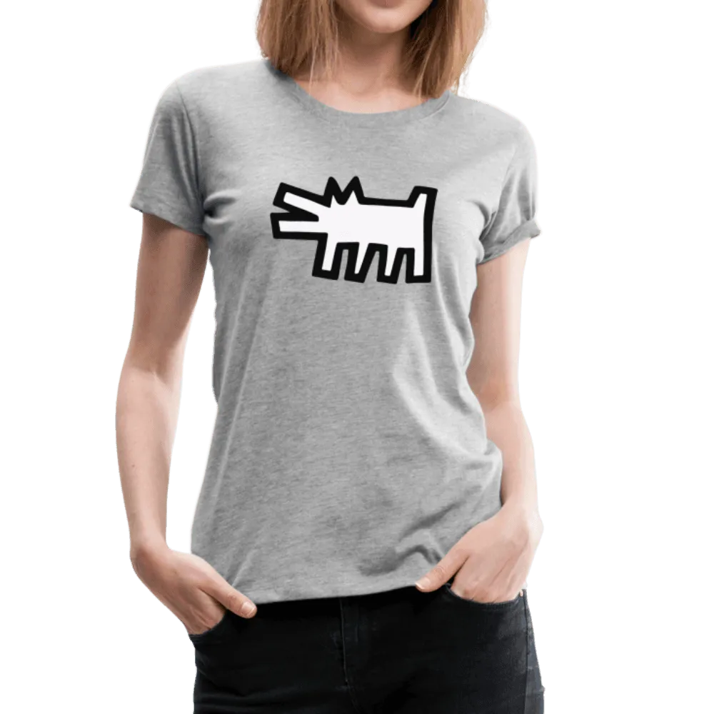 Eine Person trägt das hellgraue "T-Shirt The Barking Dog Icon, 1990" aus dem Art-O-Rama Shop, das eine fette schwarze Cartoon-Hundegrafik aus der Icons-Serie zeigt. Eine Hand steckt in der Hosentasche, die andere ruht an der Seite.