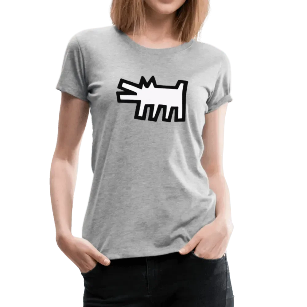 Eine Person trägt das hellgraue "T-Shirt The Barking Dog Icon, 1990" aus dem Art-O-Rama Shop, das eine fette schwarze Cartoon-Hundegrafik aus der Icons-Serie zeigt. Eine Hand steckt in der Hosentasche, die andere ruht an der Seite.